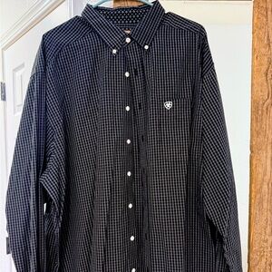 Lightly worn men’s button down shirt Ariat